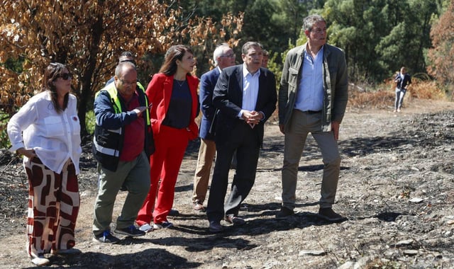 La alcaldesa de A Rúa, la Conselleira de Medio Rural y el líder del PSdeG acompañaron al Ministro de Agricultura. | |   ELISEO TRIGO-EFE