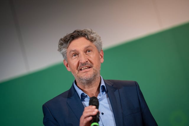 Der Stichwahlkandidat Frank Wolters von den Grünen im Halbporträt