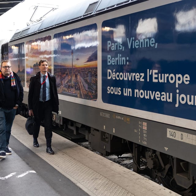 Des passagers sortent du train de nuit en provenance de Berlin, à la gare de l'Est à Paris, le 12 décembre 2023.
