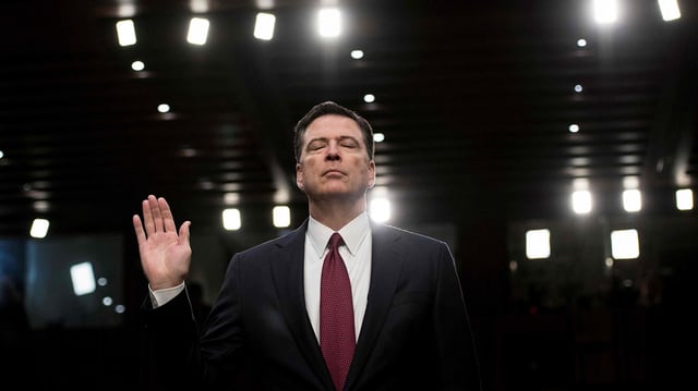 James Comey legt einen Schwur vor dem Geheimdienstausschuss des US-Senats im Jahr 2017 ab 