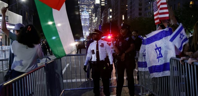 Des manifestants pro-palestiniens (G) face à des manifestants pro-israéliens (D) à New York, aux Etats-Unis, le 25 septembre 2025