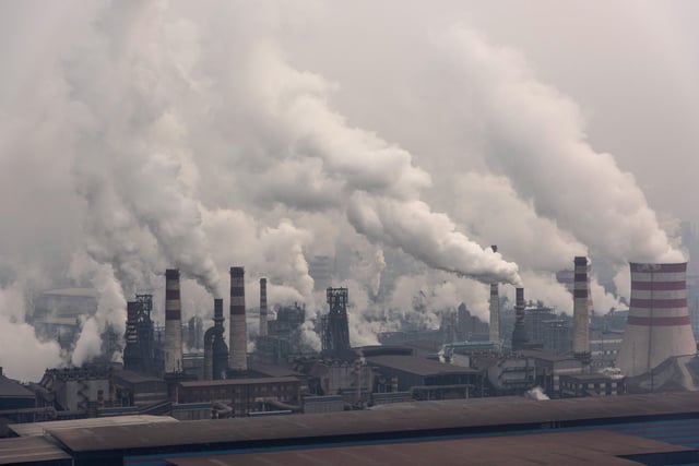 Central energética de China emitiendo contaminación