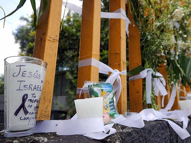 Veladoras en la reja de CCH Sur en honor al estudiante asesinado Jesús Israel.