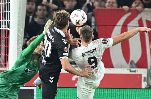 Radu y Marcos Alonso evitan el remata de Demirovic.  |  Efe