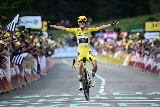 Pauline Ferrand-Prévot célèbre sa victoire dans la 9e étape du Tour de France, le 3 août 2025 à Châtel