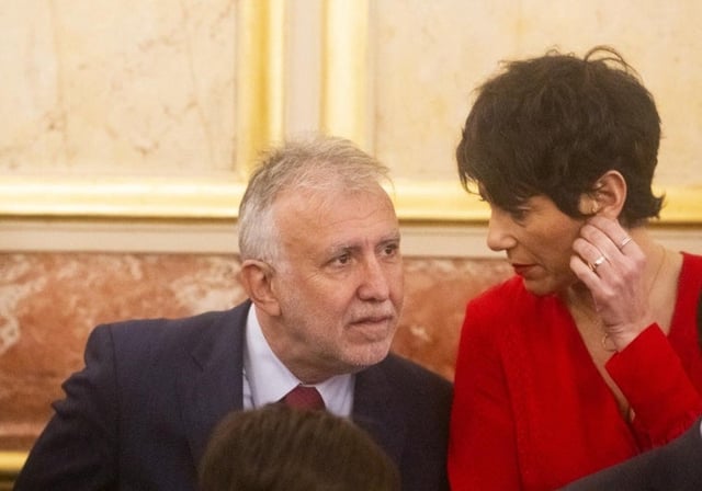 Ángel Víctor Torres con Elma Saiz en el Congreso