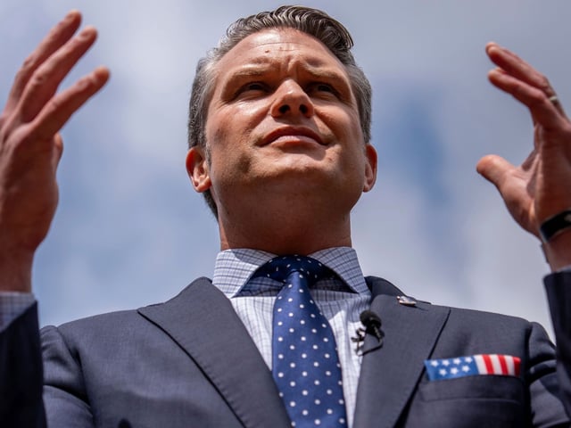 Pete Hegseth im Gespräch mit Journalisten