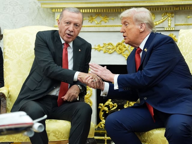25.09.2025, USA, Washington: US-Präsident Donald Trump (r) schüttelt die Hand des türkischen Präsidenten Recep Tayyip Erdogan während eines Treffens im Oval Office des Weißen Hauses.