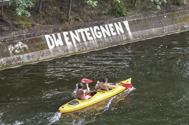 Blik auf einen Kanal, an dessen mauer DW enteignen steht.