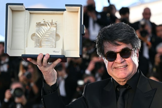 Jafar Panahi avec sa Palme d'or au festival de Cannes le 24 mai 2025