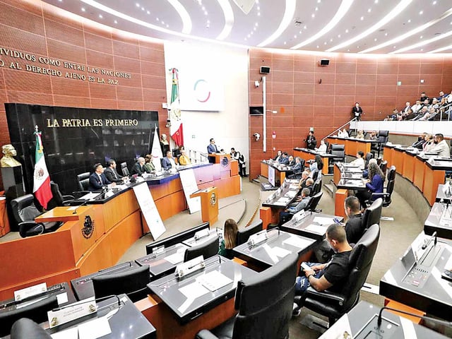 Legisladores en el Senado de la República en sesión.