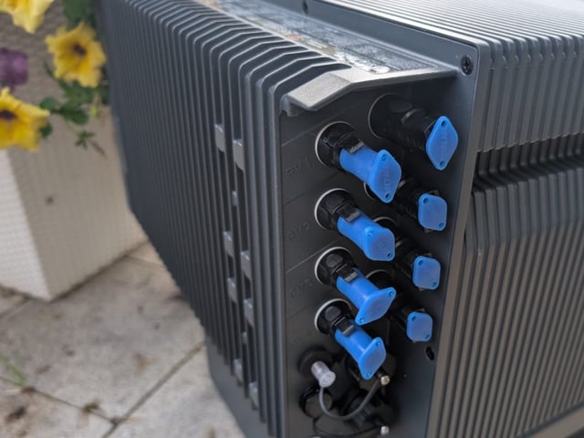 Die Anschlüsse des Solakon ONE mit vier unabhängigen MPPT-Trackern: Maximale Flexibilität für die optimale Nutzung von Solarenergie.