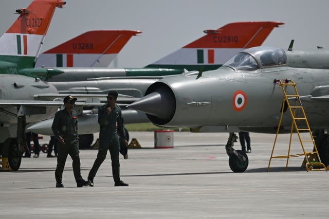Des avions de chasse MiG-21 de l'armée de l'air indienne sur le tarmac de la base aérienne de Chandigarh, avant leur départ définitif, le 24 septembre 2025
