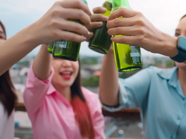 In Deutschland dürfen Jugendliche ab 14 Jahren in Begleitung einer sorgeberechtigten Person bestimmte Arten von Alkohol kaufen und trinken.