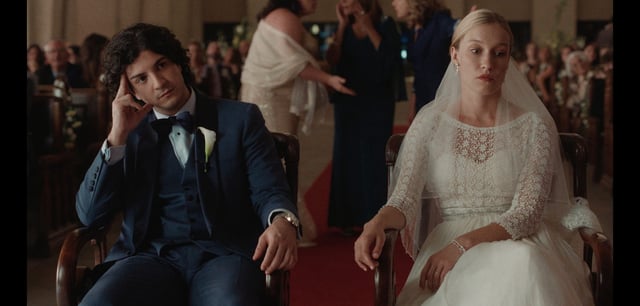Abbild des Publikums: Das Brautpaar wartet in „Lovely Day“ auf die Ringe, die der Trauzeuge verlegt hat