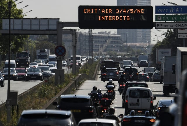 Le périphérique de Paris le 31 juillet 2020 avec un panneau interdisant la circulation des véhicules les plus polluants