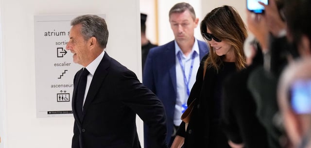 Nicolas Sarkozy und seine Frau Carla Bruni auf dem Weg in den Gerichtssaal