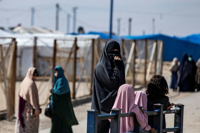Des femmes et des enfants au camp Roj, où sont détenus des proches de combattants présumés du groupe État islamique (EI), dans la province de Hassakah, au nord-est de la Syrie, le 8 octobre 2023