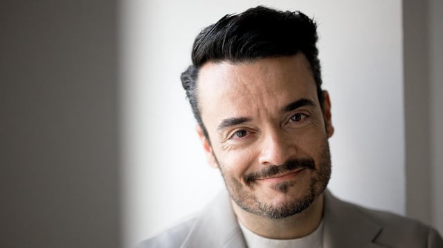 Giovanni Zarrella schaut in die Kamera