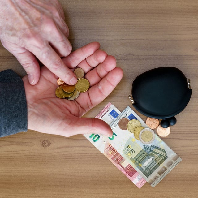 Der Artikel beleuchtet die Unterschiede zwischen Brutto- und Nettorente und gibt Einblick, wie viel Rente für ein finanziell sorgenfreies Leben im Alter nötig ist.