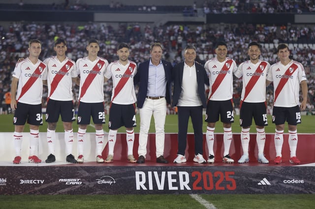 Los refuerzos para 2025: Giuliano Galoppo, Matías Rojas, Lucas Martínez Quarta, Gonzalo Montiel, Jorge Brito (presidente), Marcelo Gallardo, Enzo Pérez, Sebastián Driussi y Gonzalo Tapia; a ellos se sumaron Maximiliano Salas, Kevin Castaño, Juan Fernando Quintero, Matías Galarza Fonda y Juan Portillo