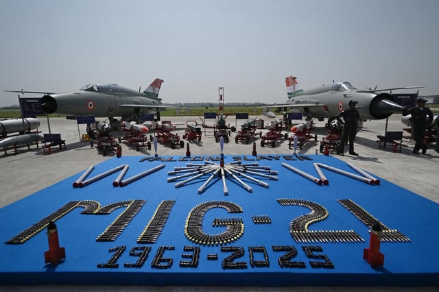 Des avions de chasse MIG-21 Bison de l’armée de l’air indienne sont stationnés sur le tarmac lors d’une répétition avant leur départ définitif de la base aérienne de Chandigarh, le 24 septembre 2025.