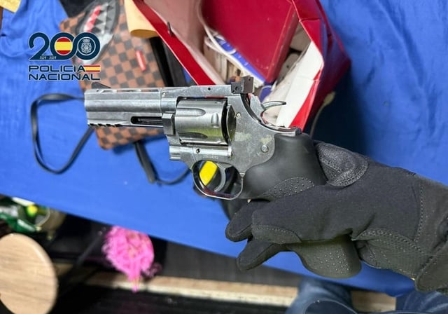 Imagen de un arma encontrada en uno de los domicilios registrados