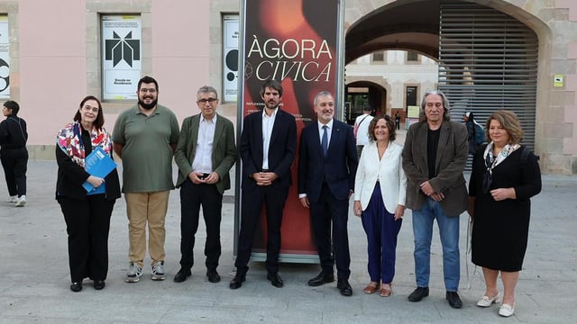 Ágora Cívica: la era de los derechos culturales despega con Barcelona como epicentro. Foto de familia de las autoridades antes de la inauguración. Entre ellos, el alcalde de Barcelona, Jaume Collboni, y el ministro de Cultura, Ernest Urtasun.