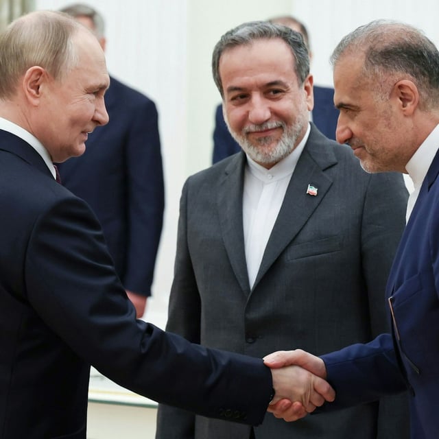Juni 2025 in Moskau: Russlands Präsident Wladimir Putin begrüßt den iranischen Botschafter in Russland Kazem Jalali (r) und den iranischen Außenminister Abbas Araghtschi (M) im Kreml.