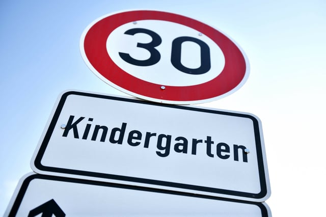 Eltern und die Grünen wünschen sich Tempo 30 vor den Kitas. (Symbolfoto)