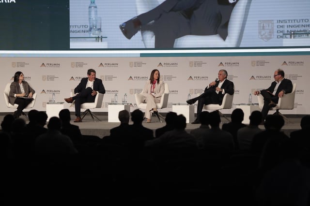 María Rosa Villalobos, editora de economía y Día1 de El Comercio, Diego Cavero, CEO del Banco de Crédito del Perú; Rosa María Flores - Araoz, CEO de Kallpa Generación; Humberto Nadal, CEO de Cementos Pacasmayo y Juan Stoessel, CEO de Hoteles Casa Andina | Foto: Hugo Pérez