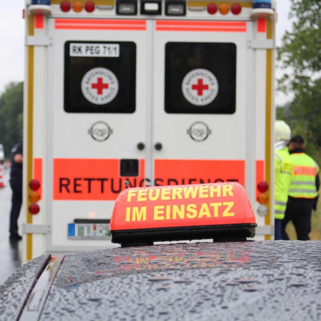 Kreis Roth: Kleinbus voller Kinder kippt nach Crash auf Seite - Unklarheit über Verletzte
