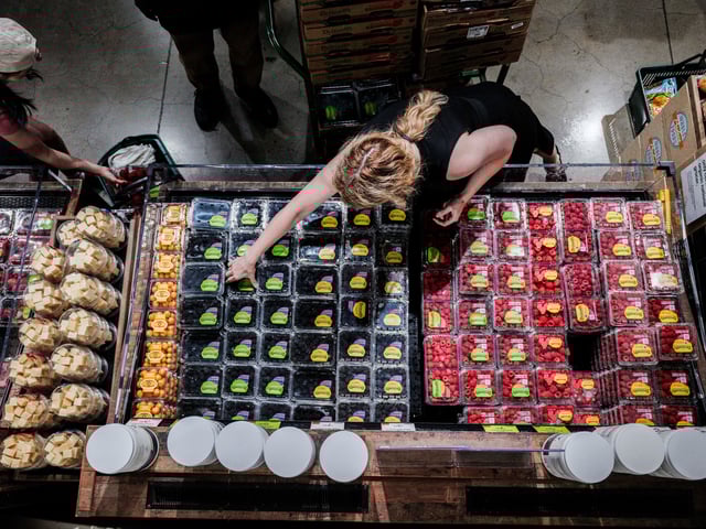 People shop for groceries at a store in New York City, U.S., July 15, 2025. REUTERS/Jeenah Moon