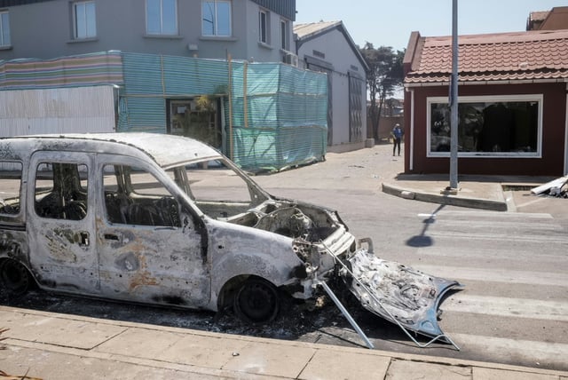 Une voiture brûlée au lendemain d'une manifestation contre les coupures répétées d'eau et d'électricité à Antananarive, le 26 septembre 2025 à Madagascar