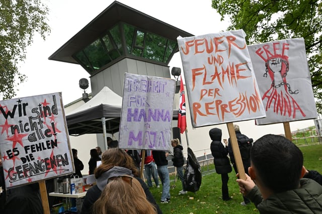 Demonstranten stehen mit Schildern bei einer Kundgebung vor der Justizvollzugsanstalt (JVA) Stadelheim, wo der Fall Hanna S. vor dem Oberlandesgericht München verhandelt wurde.