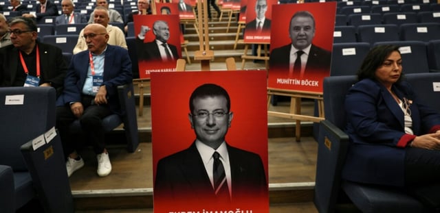 Un portrait du maire d'Istanbul emprisonné Ekrem Imamoglu (c) et ceux d'autres employés municipaux détenus lors du congrès extraordinaire du Parti républicain du peuple (CHP), à Ankara, le 21 septembre 2025 en Turquie