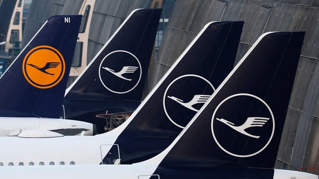 Die Lufthansa plant Insidern zufolge den Abbau einiger Tausend Stellen, um Kosten zu se...