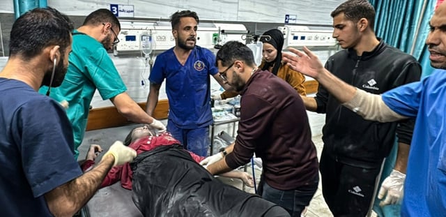 Des médecins s'occupent d'un blessé après une attaque israélienne à l'hôpital Kamal Adwan à Beit Lahia dans le nord de la bande de Gaza, le 21 novembre 2024
