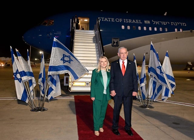 El primer ministro israelí, Benjamin Netanyahu, y su esposa, antes de partir hacia Estados Unidos desde el aeropuerto Ben Gurión