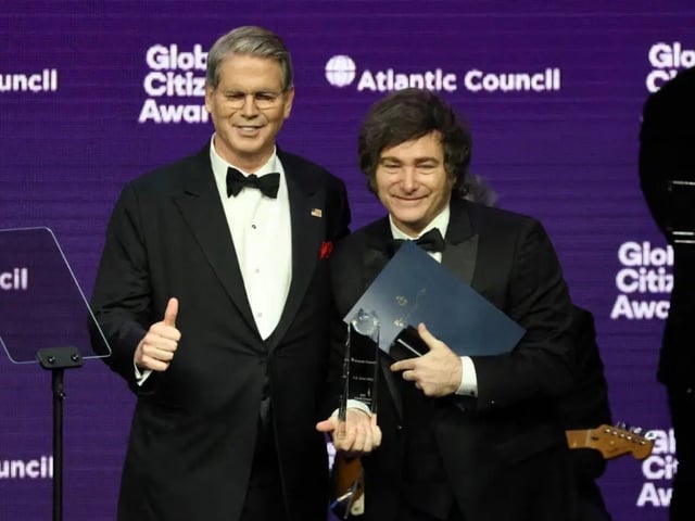 El secretario del Tesoro, Scott Bessent, entregó un premio al presidente de Argentina, Javier Milei, el miércoles, el mismo día en que dijo que Estados Unidos estaba dispuesto a conceder a Argentina un rescate financiero de 20 000 millones de dólares. Foto Ludovic Marin/Agence France-Presse.