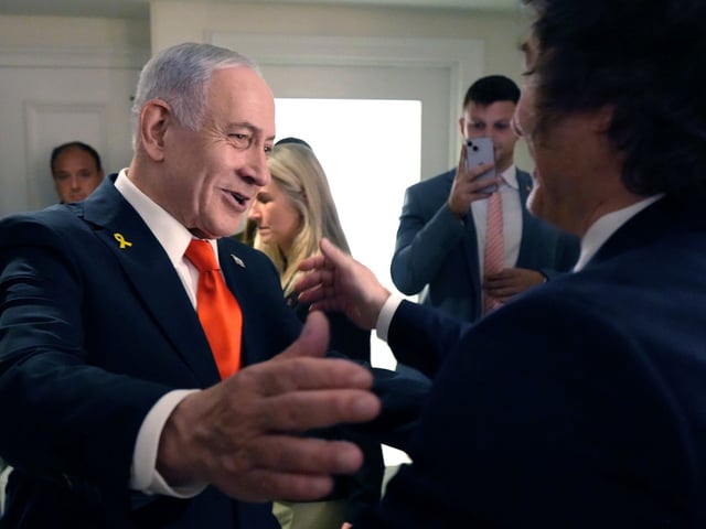 AME2456. NUEVA YORK (ESTADOS UNIDOS), 25/09/2025.- El presidente de Argentina, Javier Milei (d), saluda al primer ministro de Israel, Benjamín Netanyahu (i), en el marco de la Asamblea General de la ONU este jueves, en Nueva York (EE.UU.). EFE/ Presidencia de Argentina /SOLO USO EDITORIAL/ NO VENTAS/ SOLO DISPONIBLE PARA ILUSTRAR LA NOTICIA QUE ACOMPAÑA (CRÉDITO OBLIGATORIO)
