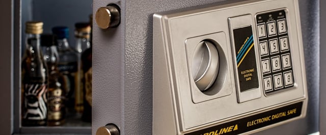 Le coffre-fort a été jeté par la fenêtre au moment de la perquisition.