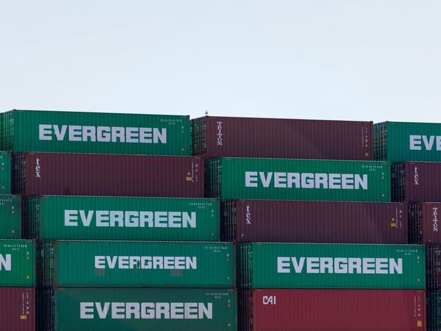 Shipping containers at the Port of Los Angeles in Los Angeles, California, US, on Wednesday, Sept. 24, 2025. August trade volumes at the busiest container gateway in the US held near an all-time record set in July but are set to drop by 10% this month as President Donald Trump’s tariffs bite and trade war uncertainty continues to mount. Photographer: Eric Thayer/Bloomberg