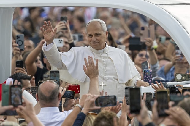 El papa León XIV saluda a la multitud en la Plaza de San Pedro durante la audiencia general semanal en el Vaticano