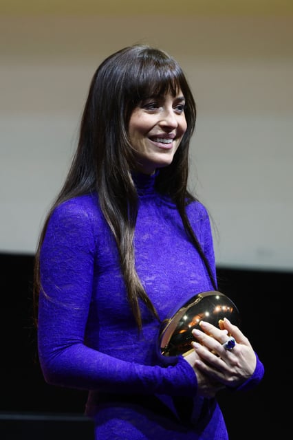 Dakota's Roberto Coin jewelry matched her drop-waist design.