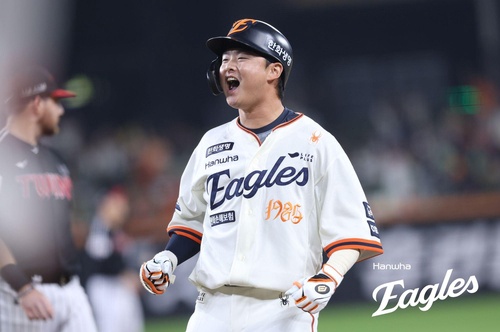 Lee Do-yun of the Hanwha Eagles celebrates after hitting a two-run single against the LG Twins during the clubs' Korea Baseball Organization regular-season game at Daejeon Hanwha Life Ballpark in Daejeon, 140 kilometers south of Seoul, on Sept. 26, 2025, in this photo provided by the Eagles. (PHOTO NOT FOR SALE) (Yonhap)