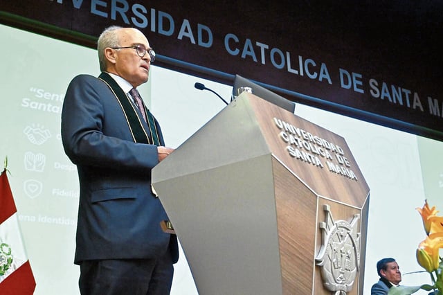 Roque Benavides, presidente del directorio de Buena Ventura, se dirigió a futuros profesionales. Foto: GEC.