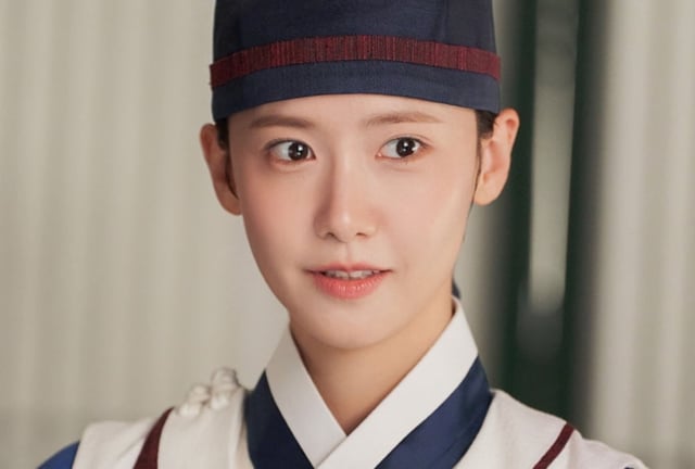 En la serie "Bon appétit, majestad", Im Yoon-ah interpreta a Yeon Ji-young, una chef de élite que viaja 500 años al pasado hasta la dinastía Joseon (Foto: Tving / Netflix)