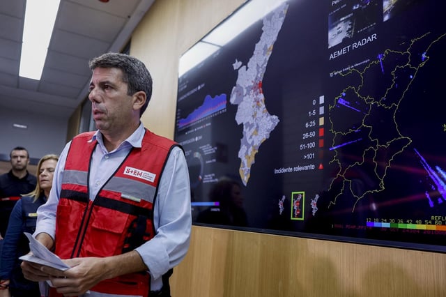 El presidente de la Generalitat, Carlos Mazón, en una imagen de la noche del 30 de octubre, en l'Eliana.