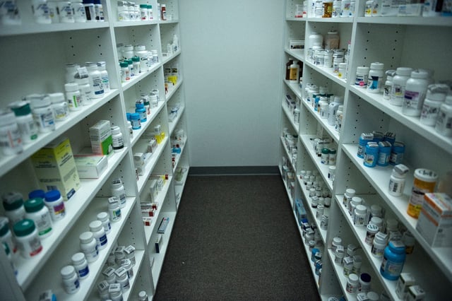 Le président américain Donald Trump a annoncé jeudi 25 septembre 2025 une taxe de 100 % sur tout médicament breveté importé à compter du 1er octobre, frappant de plein fouet le premier marché mondial du secteur.